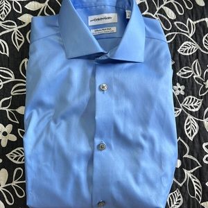 (257)NWOT Mens long sleeve dress shirt by Calvin Klein. Size 15-32/33. Lt Blue